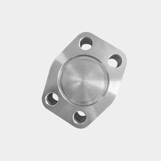 How important is surface finish and smoothness of SAE blind flange to sealing effectiveness?
