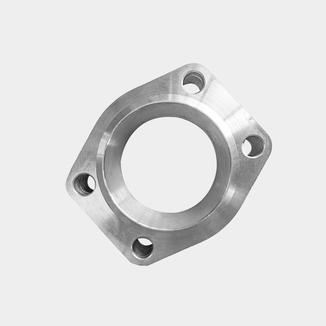 How does the design of SAE flanges impact their resistance to vibration and shock in hydraulic systems?